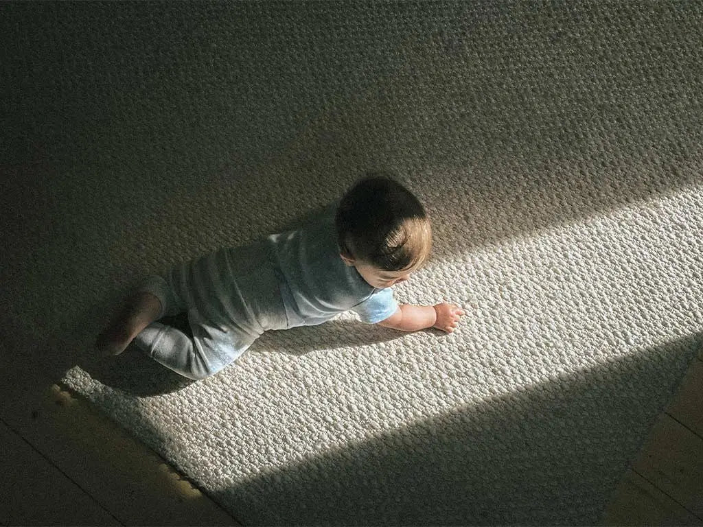 Baby crawling vs cruising